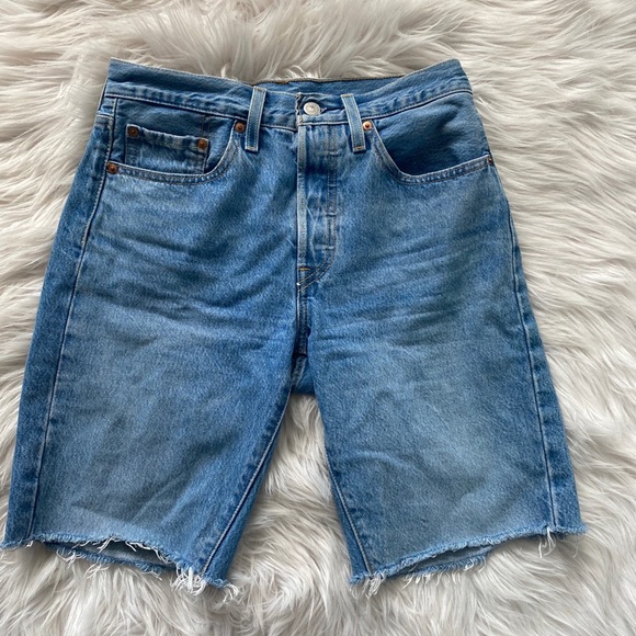COPY - COPY - Levi Jeans Mid Thigh Shorts - Picture 3 of 4